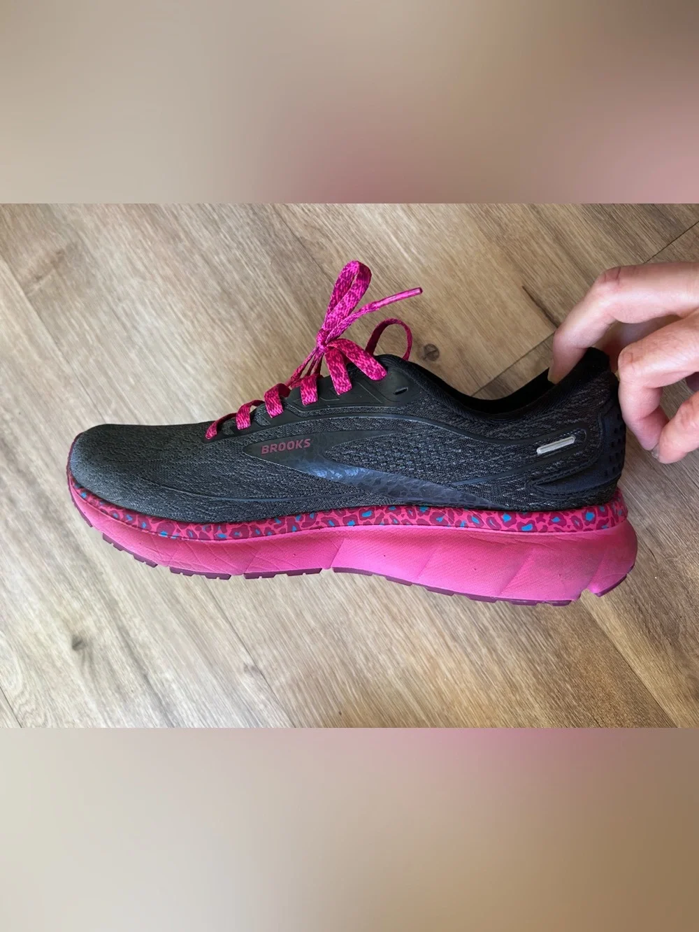 Brooks Trace 2 running shoes in Magenta/Black/Ebony, size 10 - Picture 4 of 10